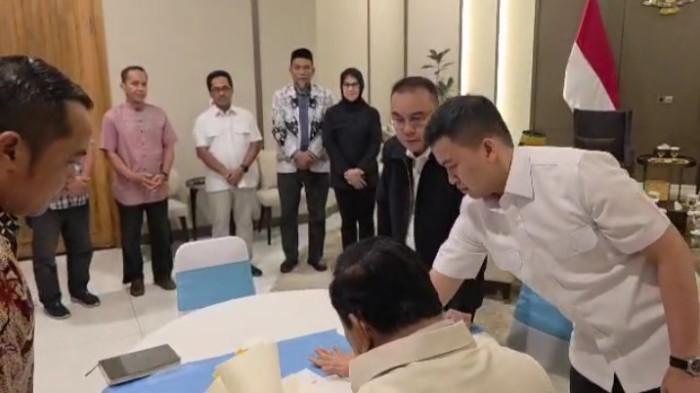 PEMECATAN GURU - Dua guru SMA 1 Luwu dan SMA 3 Luwu Utara, Abdul Muis dan Rasnal, yang diberhentikan tidak dengan hormat (PTDH) akhirnya bertemu dengan Presiden Prabowo di Bandara Halim Perdanakusuma, Jakarta, Kamis (13/11/2025). Prabowo memberikan rehabilitasi dan menjamin memulihkan kedua guru tersebut. (Dokumen Pribadi/Marjono)