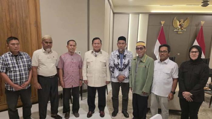 GURU LUWU UTARA - Guru Luwu Utara saat bertemu Prabowo Subianto di Bandara Halim, Kamis (13/11/2025). Keduanya batal dipecat setelah bertemu Prabowo Subianto. (facebook)