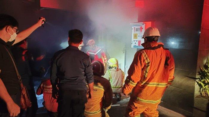 BREAKING NEWS: Gardu Listrik PLN di Kantor BCA Boulevard Makassar Terbakar