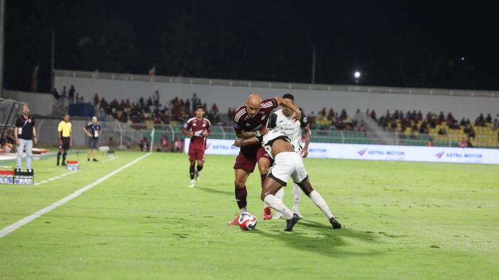 SUPER LEAGUE - Gelandang PSM Makassar Savio Roberto saat melawan Persija Jakarta pada pekan keenam Super League 2025/2026 di Stadion BJ Habibie, Parepare, Minggu (21/9/2025) malam. Magis Savio Roberto diharap berlanjut lawan PSIM Yogyakarta di Stadion BJ Habibie, Sabtu (27/9/2025).