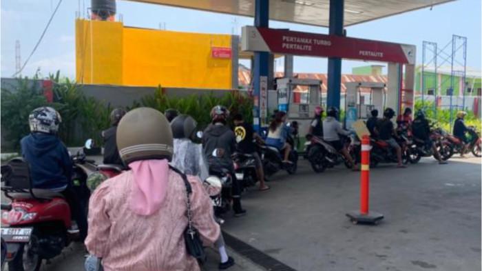 HARGA BBM - Antrean di SPBU 74.902.39 Jalan Abdullah Daeng Sirua (Abdesir), Kelurahan Batua, Kecamatan Manggala, Makassar, Sulsel, Minggu (29/3/2026) siang