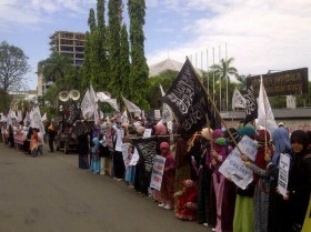 Hizbut Tahrir Jalan Kaki dari Al Markaz ke Monumen Mandala