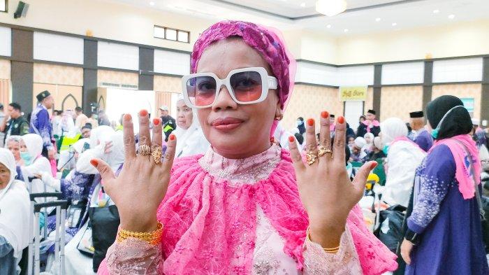 Tradisi Bugis Sidrap, Hj Dewi Pulang Haji dengan Busana 'Blink-blink' Rp1,5 Juta