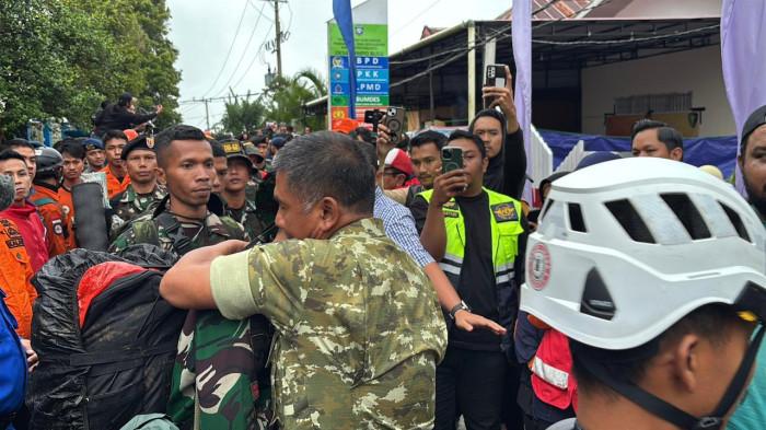 KECELAKAAN PESAWAT - Suasana kedatangan Balck Box dan VCR di Pos AJU SAR Gabungan, Desa Tompo Bulu, Kecamatan Balocci, Kabupaten Pangkep, Rabu (21/1/2026). Pangdam XIV/Hasanuddin Mayjen TNI Bangun Nawoko peluk erat tim SAR