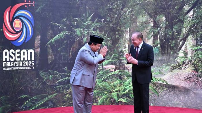 PM Malaysia Sambut Langsung Presiden Prabowo di KTT 47 ASEAN