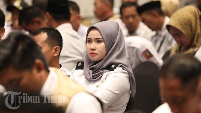 Foto-foto Cantiknya Kepala Desa Tellumpanuae Maros Andi Muhayana di Antara Para Pria - Kades-Tellumpanuae-Andi-Muhayana-1.jpg