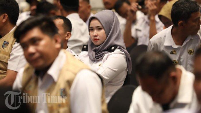 Foto-foto Cantiknya Kepala Desa Tellumpanuae Maros Andi Muhayana di Antara Para Pria - Kades-tellumpanuae-andi-muhayana-2.jpg