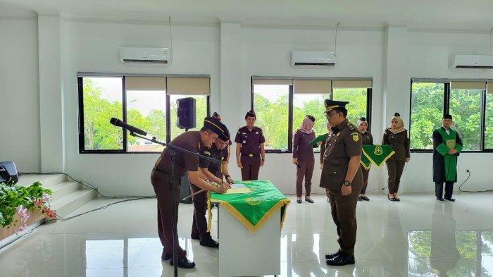 Porno manyak ikki odamni uxlatib qoydi va ularni sikdi. Semiz odamlarda orgazm