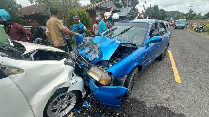 Tabrakan Xenia vs Baleno di Jl Poros Sinjai-Bulukumba Sulsel, 1 Pengendara Dilarikan ke Rumah Sakit