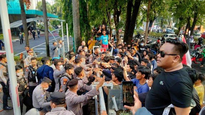 Demo Kantor PLN Sulserabar di Jl Hertasning Makassar Diwarnai Kericuhan, 1 Pendemo Diamankan