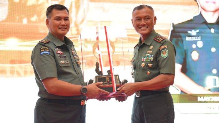 Tarjima bilan eski jinsiy filmlar Shaffof tungi koylakda jinsiy aloqa