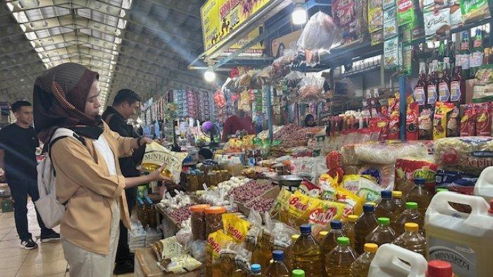 Pedagang Pasar Tramo Maros Keluhkan Minyak Kita Tak Sesuai Takaran