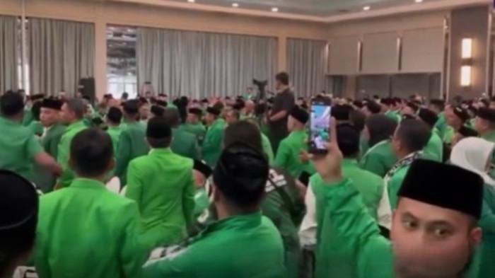 MUKTAMAR PPP RICUH - Muktamar X Partai Persatuan Pembangunan (PPP) untuk memilih Ketua Umum-nya sempat memanas hingga terjadi kericuhan. Sejumlah kader tampak adu mulut hingga berkelahi saat Muktamar digelar di Ancol, Jakarta, Sabtu (27/9/2025).