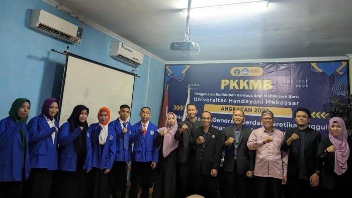 110 Mahasiswa Baru Universitas Handayani Makassar Resmi Kenakan Almamater Biru