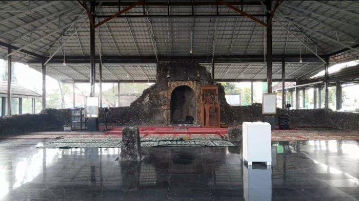 Hovuz boyida ikki yigit bilan qiz porno