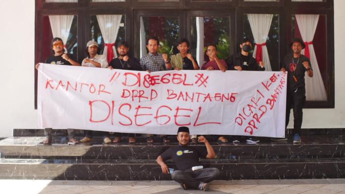 Buruh Segel Kantor DPRD Bantaeng, Imbas Gagalnya RDP dengan PT Huadi - Tribun-timur.com