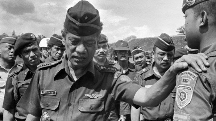Menhankam/Pangab Jenderal M Jusuf menemui prajurit saat berkunjung ke asrama batalyon Linud 330 Bandung, Jawa Barat, 17 November 1978.
