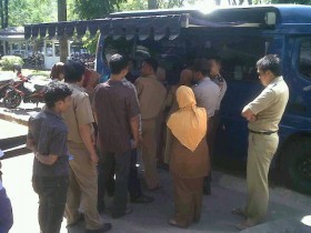 Mobil Penukar Uang Singgah di Kantor Gubernur Sulsel