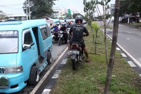 Urip Macet, Pria Ini Naikkan Motor ke Pembatas Jalan (Foto)