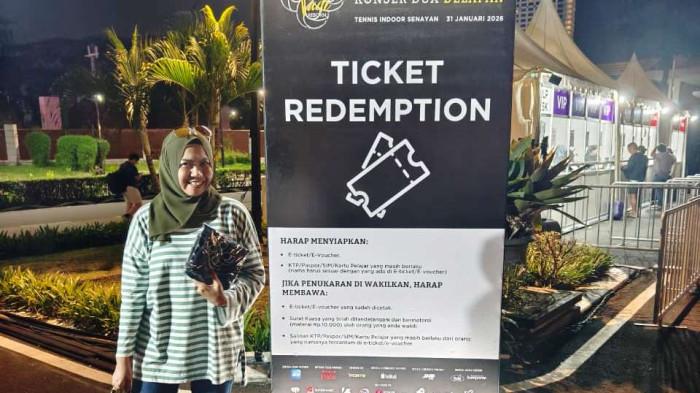 KONSER PADI - Isma Azis Riu alias Chimot rela datang jauh-jauh dari Makassar demi menyaksikan Konser Dua Delapan Padi Reborn di Tennis Indoor Senayan, Jakarta, Sabtu (31/1/2026) malam. Bagi Chimot, konser ini bukan sekadar hiburan musik, melainkan momen emosional yang menandai kembalinya band yang telah menemani perjalanan hidupnya selama puluhan tahun.