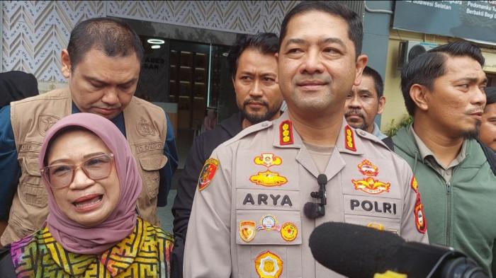 PENCULIKAN BILQIS- Kadis DPPPA Makassar Ita dampingi Kapolrestabes Makassar Kombes Pol Arya Perdana serahkan Bilqis ke pihak keluarga di Mapolrestabes Makassar, Jl Ahmad Yani, Minggu (9/11/2025) siang. Ita Warning Orang Tua jaga ketat anaknya agar kasus serupa tidak terulang 