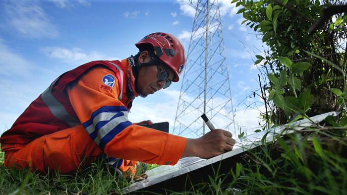 Tanpa Pemadaman, PLN PDKB ANOA Makassar Ganti Insulator Pecah di Maros - PENGGANTIAN-INSULATOR03.jpg