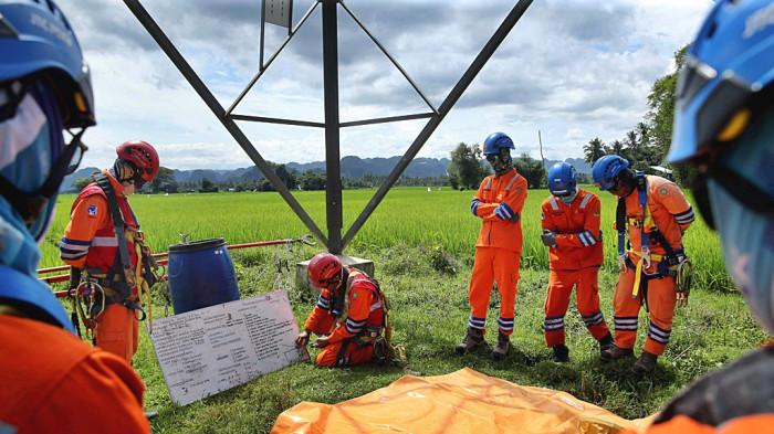 Tanpa Pemadaman, PLN PDKB ANOA Makassar Ganti Insulator Pecah di Maros - PENGGANTIAN-INSULATOR06.jpg
