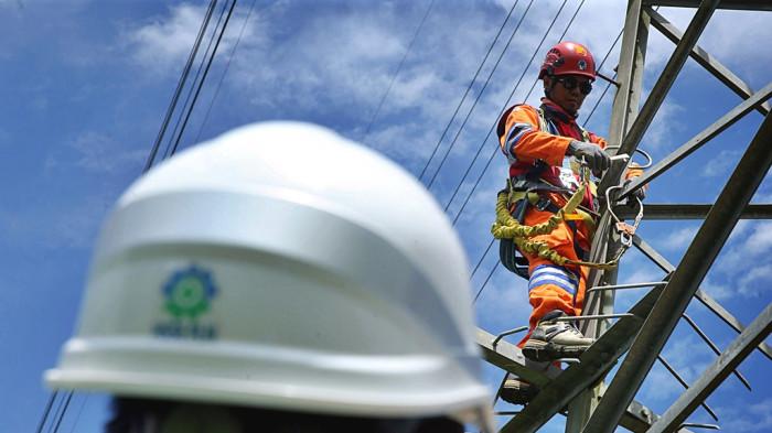 Tanpa Pemadaman, PLN PDKB ANOA Makassar Ganti Insulator Pecah di Maros - PENGGANTIAN-INSULATOR08.jpg