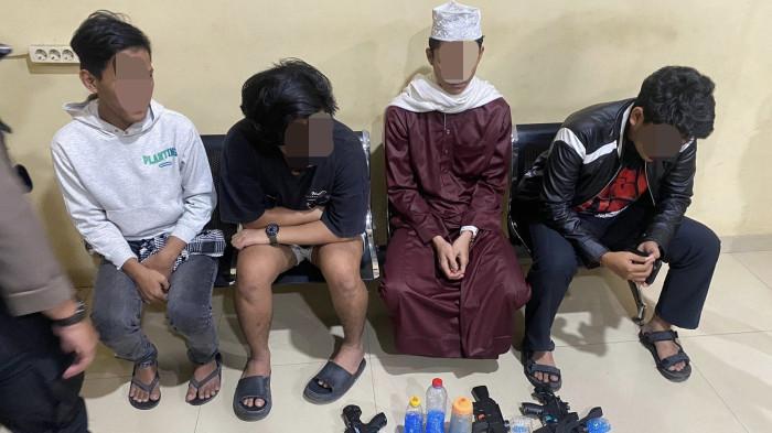 PISTOL MAINAN – Empat pemuda diamankan Polres Bone usai konvoi membawa pistol mainan yang viral di TikTok, Minggu (1/3/2026).