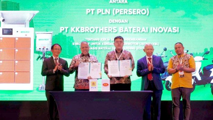 Teken MoU dengan KKBrothers, PLN Siap Suplai 1.500 Charging Station untuk Motor Listrik Greentech