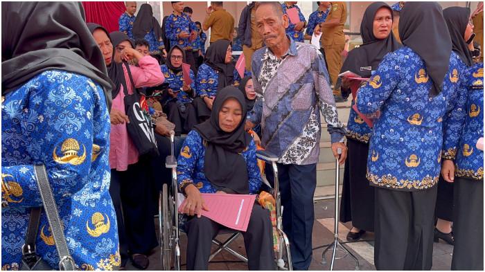 PPPK PALOPO - Penyerahan SK PPPK Paruh Waktu Pemkot Palopo di Lapangan Pancasila, Kelurahan Tompotikka, Kecamatan Wara, Kota Palopo, Selasa (23/12/2025). Ribuan PPPK terima SK, namun masih menyisakan harapan besar akan peningkatan kesejahteraan di masa mendatang. (sumber: Andi Bunayya Nandini)