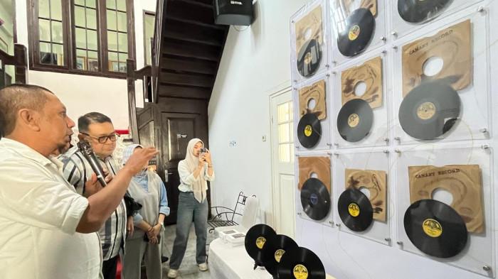 Hoo Eng Djie Musisi Legendaris Makassar Dikenang Lewat Pameran Arsip Skena Musik