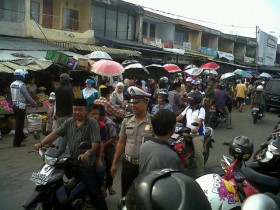Polisi Kewalahan Atur Arus Lalulintas di Pasar Sentral Sinjai