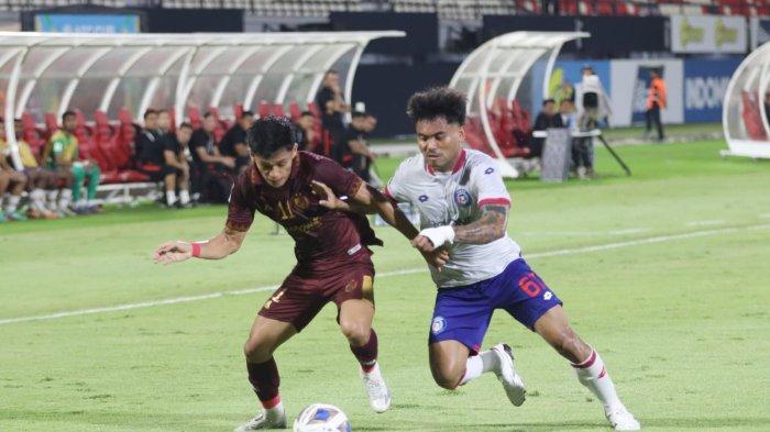 Pemain PSM Makassar, Dzaky Asraf berduel dengan pemain Sabah FC, Saddil Ramdani di fase grup AFC 2023-2024 di Stadion Kapten I Wayan Dipta, Gianyar, Bali pada Kamis (5/10/2024). Dzaky Asraf mendapatkan panggilan Timnas Indonesia U-23 untuk Piala Asia U-23 Qatar.