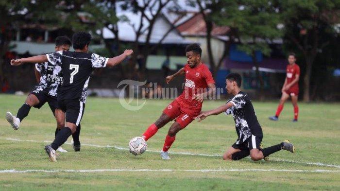 Foto: Laga Uji Coba PSM Makassar vs Persim Maros - Pemain-PSM-Makassar-berebut-bola-dengan-pemain-Persim-Maros-pada-laga-uji-coba2.jpg