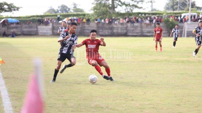 Foto: Laga Uji Coba PSM Makassar vs Persim Maros - Pemain-PSM-Makassar-berebut-bola-dengan-pemain-Persim-Maros-pada-laga-uji-cobadi-BSC-1.jpg