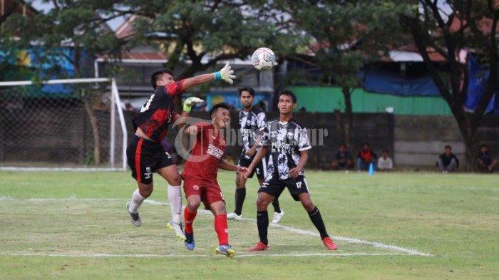 Foto: Laga Uji Coba PSM Makassar vs Persim Maros - Pemain-PSM-Makassar-berebut-bola-dengan-pemain-Persim-Maros-pada-laga-uji-cobadi-BSC-3.jpg