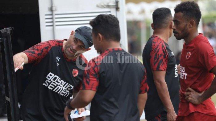 Foto: Laga Uji Coba PSM Makassar vs Persim Maros - Pemain-PSM-Makassar-berebut-bola-dengan-pemain-Persim-Maros-pada-laga-uji-cobadi-BSC-4.jpg