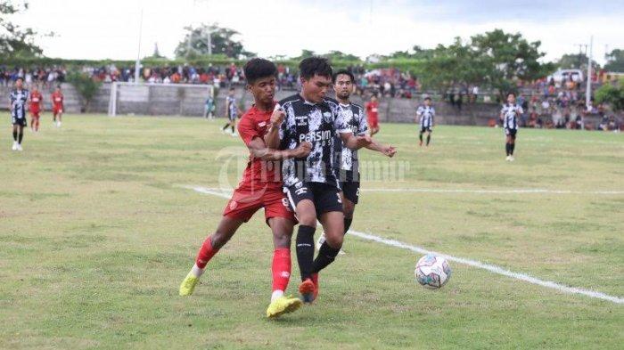 Foto: Laga Uji Coba PSM Makassar vs Persim Maros - Pemain-PSM-Makassar-berebut-bola-dengan-pemain-Persim-Maros-pada-laga-uji-cobadi-BSC-5.jpg