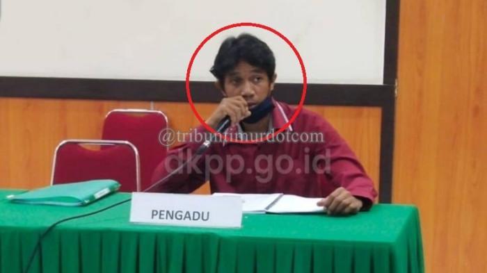 LSM PELAPOR GURU - Potret Faisal Tanjung saat menghadiri sidang pemeriksaan dugaan pelanggaran KEPP KPU Lutra di Bawaslu Provinsi Sulawesi Selatan (Sulsel), Kota Makassar, Senin (14/12/2020).  Faisal Tanjung aktivis LSM pelapor dua guru SMA di Lutra hingga dipecat, pernah kuliah di Palopo.