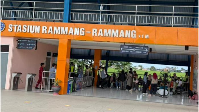 Penumpang Kereta Api Mogok