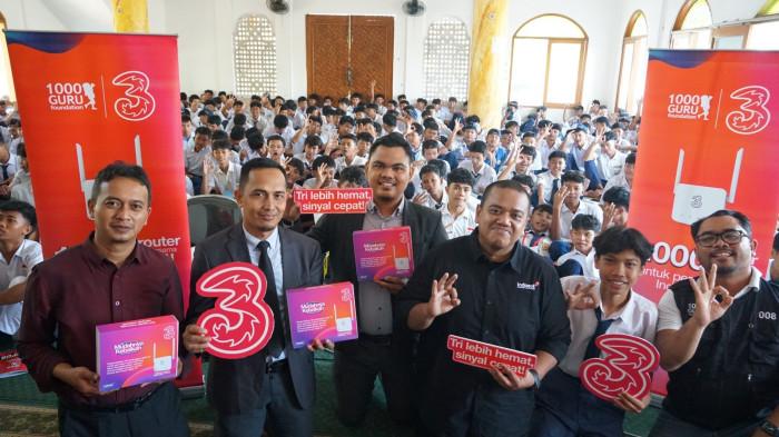 Tri dan 1.000 Guru Foundation Salurkan 1.000 Router Internet ke Sekolah Pelosok