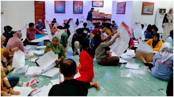 Tak Cukup Rp500 Per Lembar, Honor Penyortir Surat Suara Pemilu 2024 di Palopo Dipotong