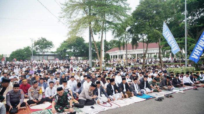 Bupati dan Wakil Bupati Bone Kompak Sholat Idul Fitri di Lapangan Merdeka