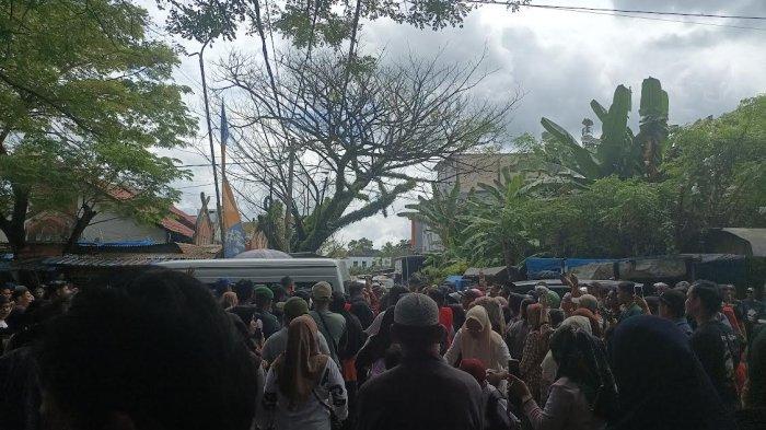 Emak-emak di Bone Sulsel Rela Desak-desakan Demi Salami Jokowi-Iriana