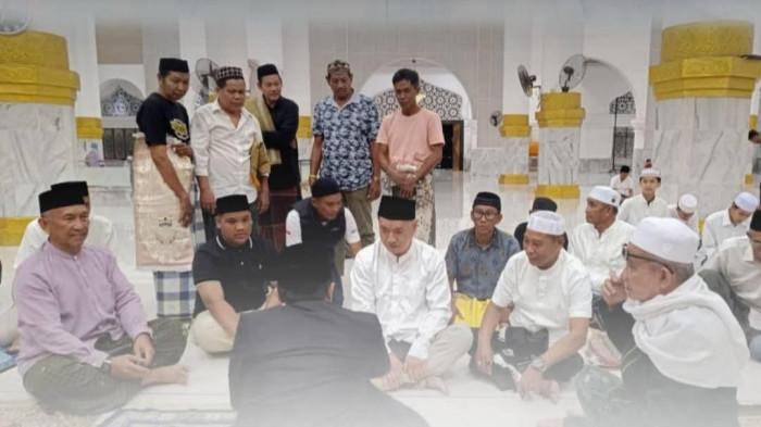 Proses muallaf WNA Cina, Wai Kwan Ha dipandu Imam Besar Masjid Agung Ummul Quraa, Dr. KH. Abdul Waris Ahmad, Rabu (27/8/2025).