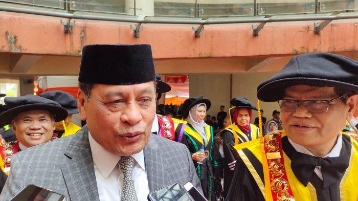 Kukuhkan Wisudawan, Husain Syam Minta Alumni UNM Ikuti Jejak Nurdin Halid Karier di Level Nasional