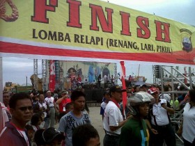 Renang, Lari dan Pikul Meriahkan HUT Bhyangkara di Pelabuhan Paotere
