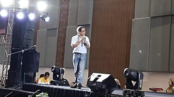 Di Acara IKA UNM Rocky Gerung 'Blak-blakan' di Depan Ganjar, Sebut Dirinya Tersangka Gegara PDIP