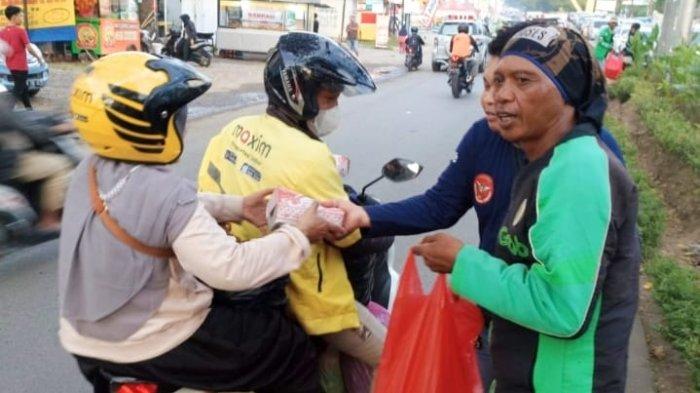 Sasar Pengendara, Komunitas SGBM-C dan STBM-C Bagikan 200 Takjil di Jl Hertaning Baru